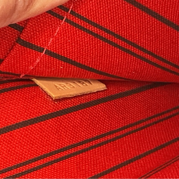 Louis Vuitton Neverfull Pouch - Picture 9 of 15